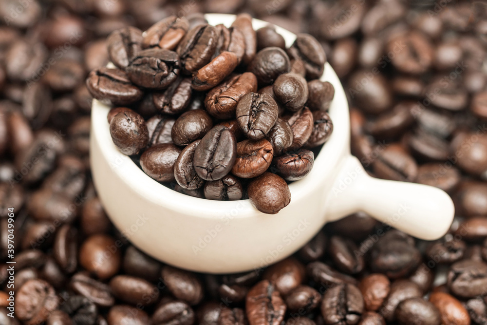 Naklejka premium coffee beans in cup ceramic
