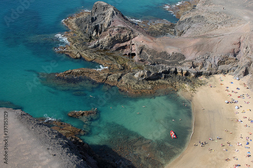Vista aérea de la playa y costa de Papagayos en la isla de Lanzarote, Canarias