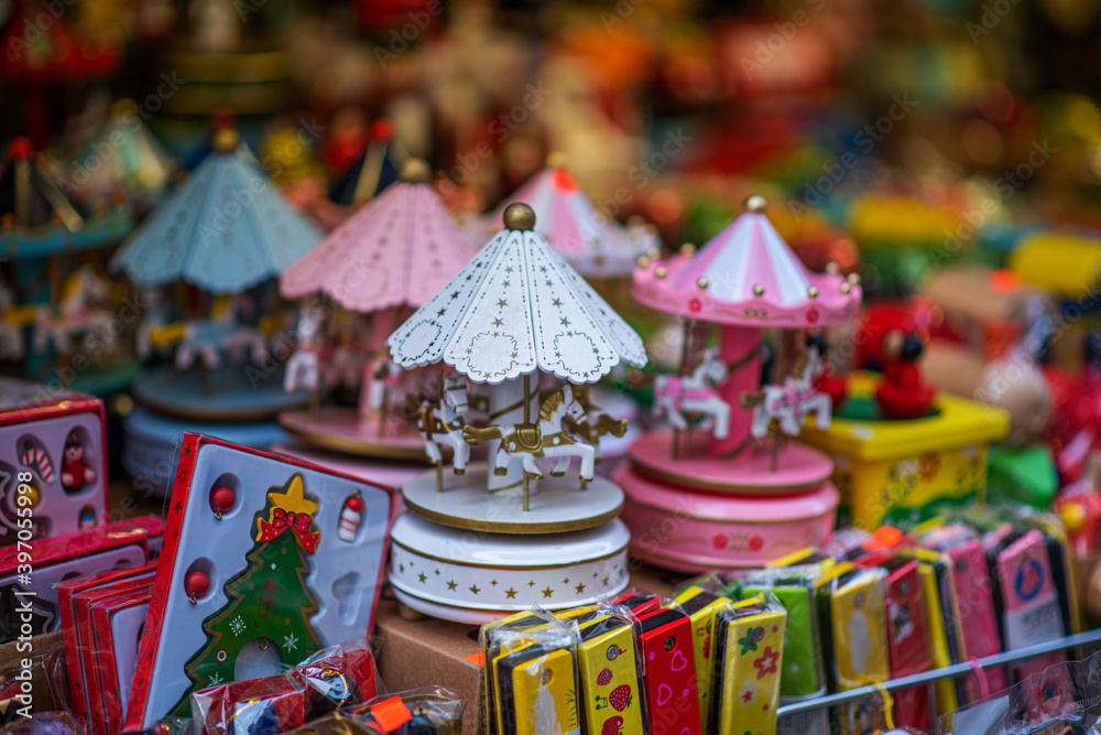 Naklejka premium Window shopping on traditional Christmas market in Prague. Holidays, sale and retail concept. Christmas market at old town square.