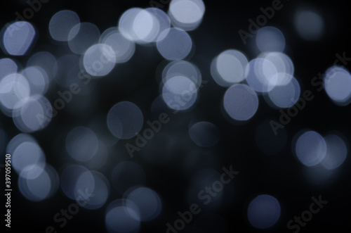 Abstract pattern of white bokeh lights on a dark background © Annuitti