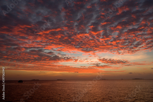 Fototapeta Naklejka Na Ścianę i Meble -  Sunset on the Maldives with clouds
