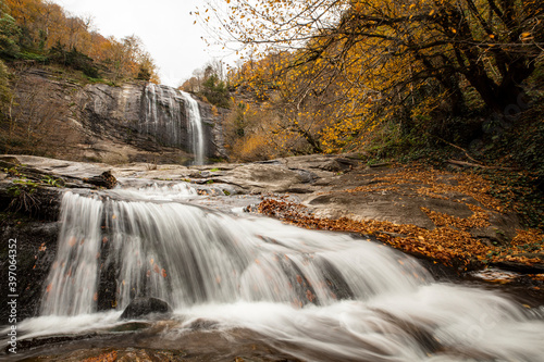 Fototapeta Naklejka Na Ścianę i Meble -  View of the waterfall in autumn. Waterfall in autumn colors. Suuctu Waterfalls, Bursa, Turkey.