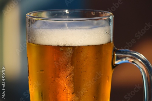 Bierglas mit Bier und Schaum photo