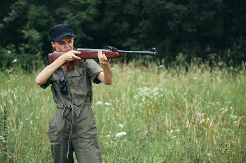 Woman soldier Holds a weapon aiming at a green jumpsuit weapons 