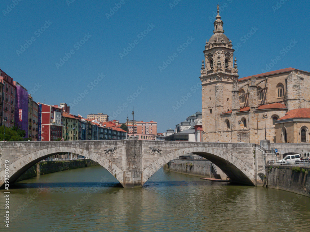 Puente de San Anton en el barrio de Atxuri Bilbao
