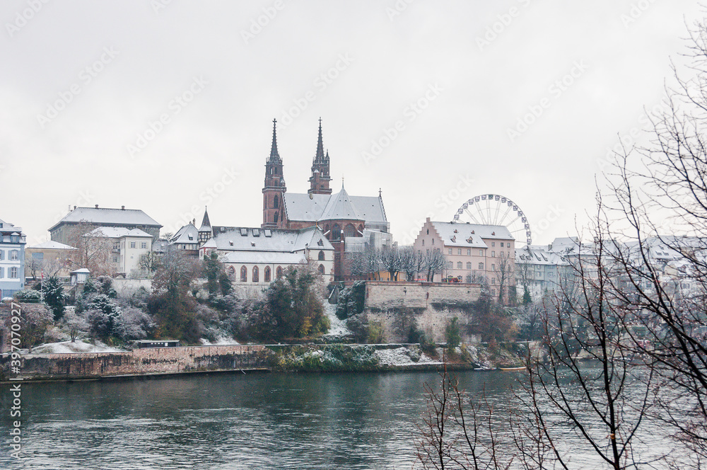 Fototapeta premium Basel, Münster, Kirche, Pfalz, Rhein, Rheinufer, Riesenrad, Grossbasel, Altstadt, Pfalz, Altstadthäuser, Winter, Schneedecke, Schweiz