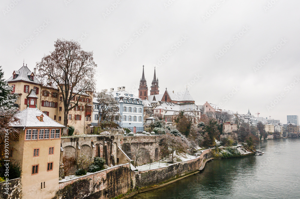 Basel, Münster, Kirche, Rhein, Rheinufer, Rheinbrücke, Grossbasel, Altstadt, Altstadthäuser, Winter, Schnee, Schneedecke, Basel-Stadt, Schweiz