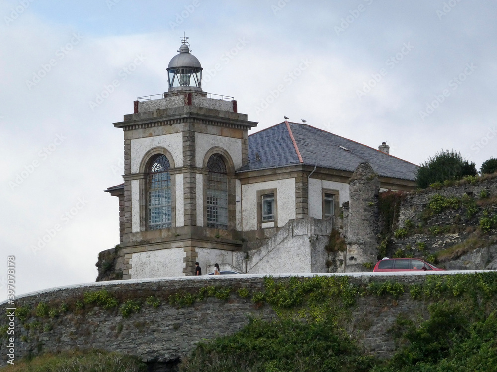 FARO DE LA CIUDAD MARINERA DE LUARCA, ASTURIAS, ESPAÑA