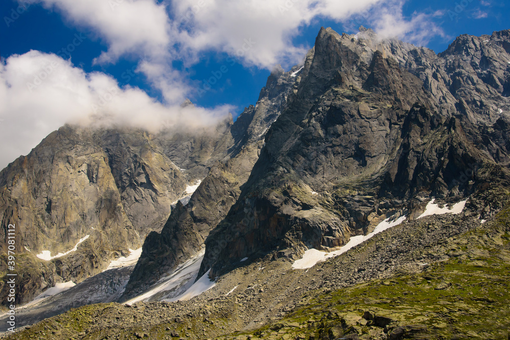 Bizarre Felsen bei leicht bewölktem Himmel und herrlichem Sonnenschein /Alpenpanorama Chamonix - Frankreich Europa