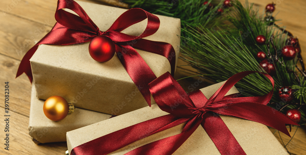paquete de regalo con lazo y bolas de navidad