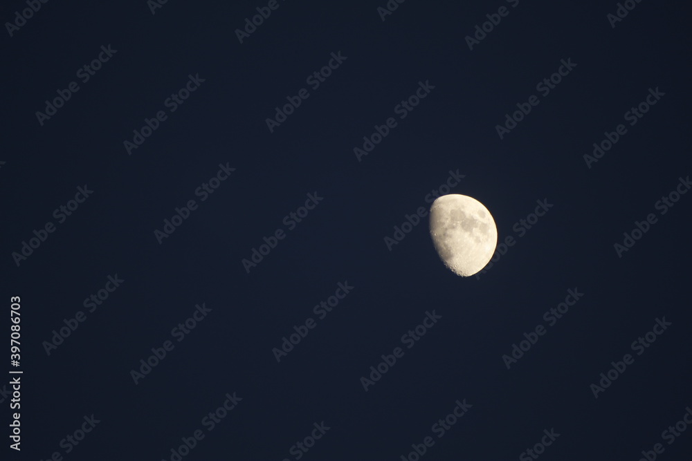 Acercamiento a la luna en fase creciente con detalles Acercamiento a la luna en fase creciente con detalles