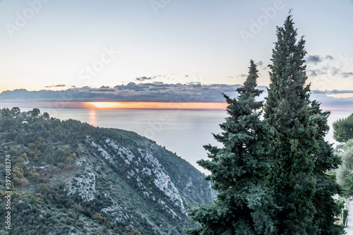 Fototapeta Naklejka Na Ścianę i Meble -  Panorama sur la mer depuis Eze lors du lever de soleil avec des nuages
