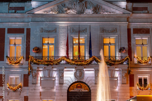 Fachada del edificio de la Presidencia de la Comunidad de Madrid. Fachada de noche decorada con luces por navidad en la plaza de la Puerta del Sol de Madrid.
