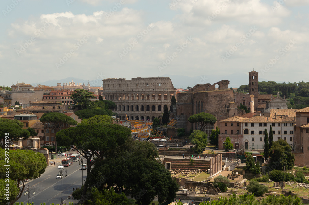 Vistas del monumento más reconocido e importante de la ciudad de Roma, el coliseo
