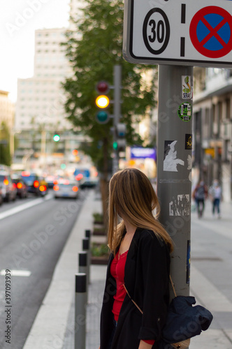 Mujer joven en centro de la ciudad de madrid