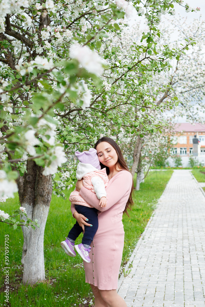 Naklejka premium portrait of a woman in a park