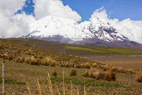 volc  n Antizana  Antisana   d  a soleado donde se deja ver con toda su majestuosidad  es un gran volc  n del arco de los Andes  potencialmente activo y cubierto por glaciares  Ecuador