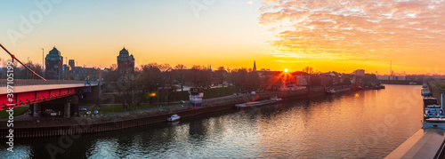 Sonnenaufgang am Duisburger Hafen über der Ruhrmündung