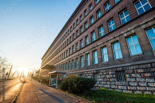 Tausendfensterhaus in Duisburg Ruhrort im Sonnenaufgang