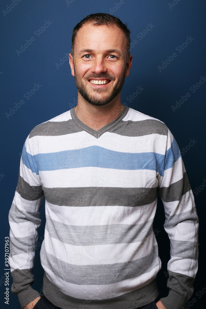 Fototapeta premium Portrait of a man in front of a colored background