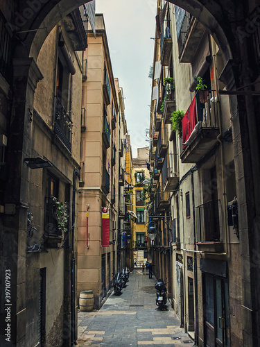 Narrow street in old town of Barcelona, Spain © Igor