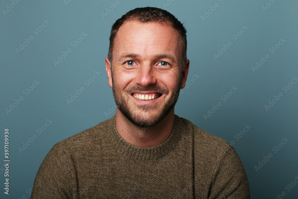 Fototapeta premium Portrait of a man in front of a colored background