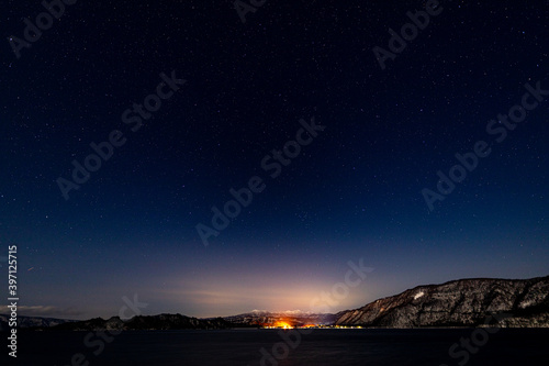 十和田湖と星空 © arunco