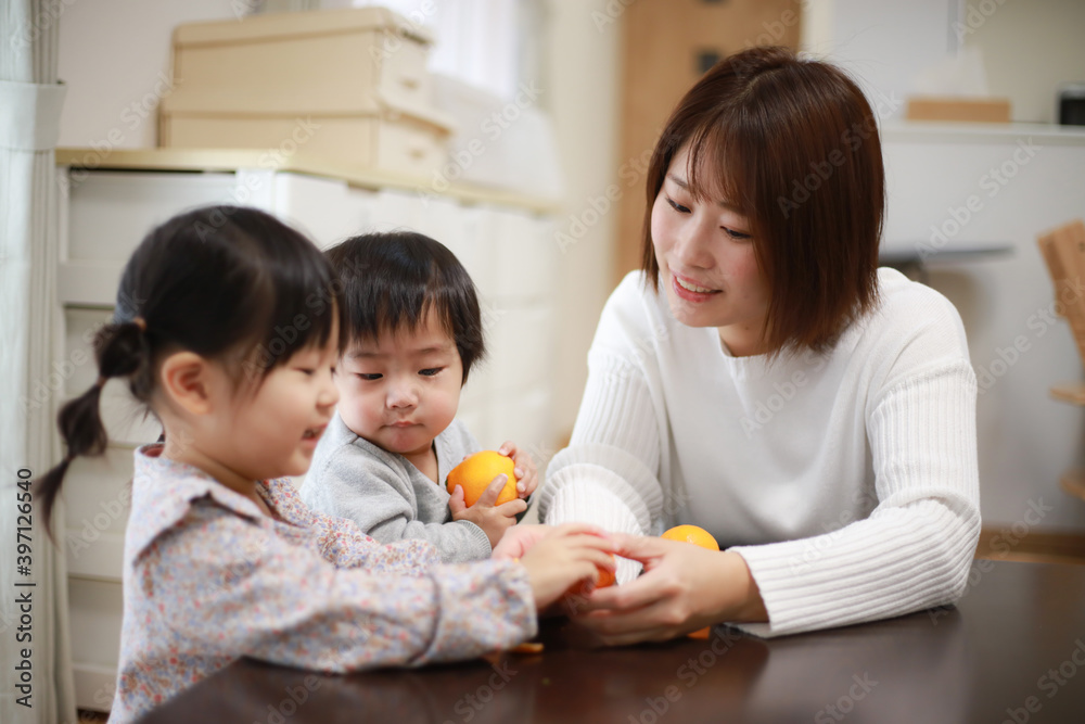 みかんを持つ親子 みかんを持つ親子