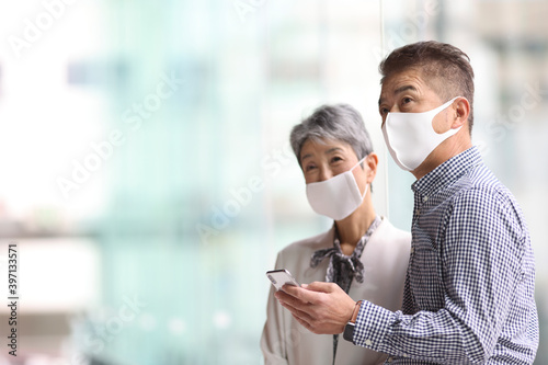 マスクをつけた日本人シニア夫婦