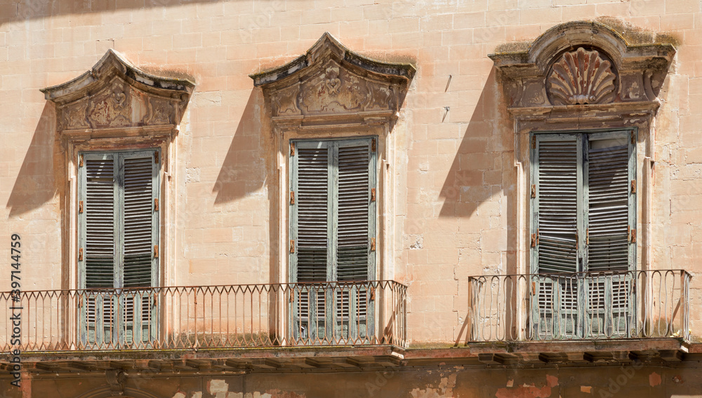 Vecchie finestre del centro storico - Lecce