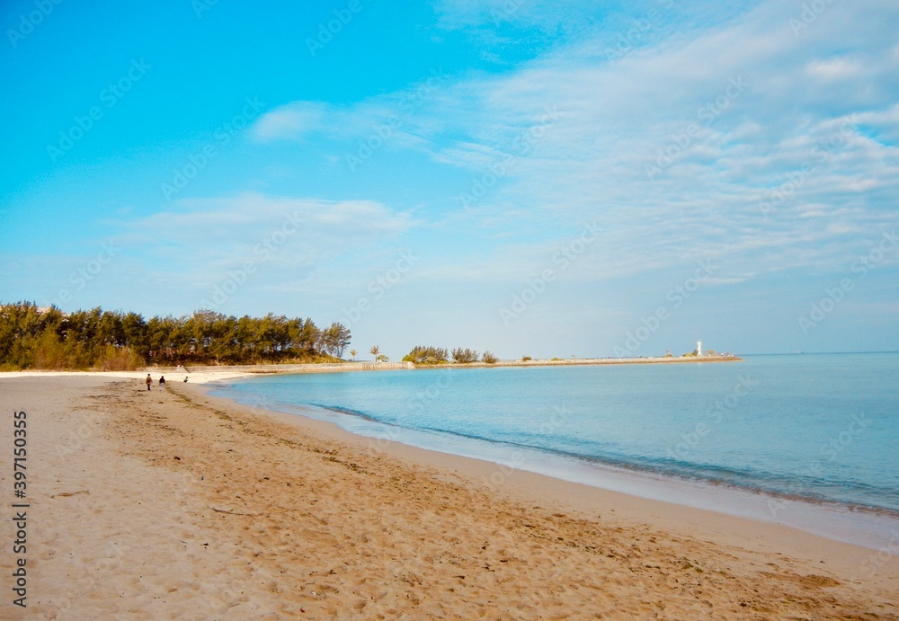日本の沖縄の砂浜　風景