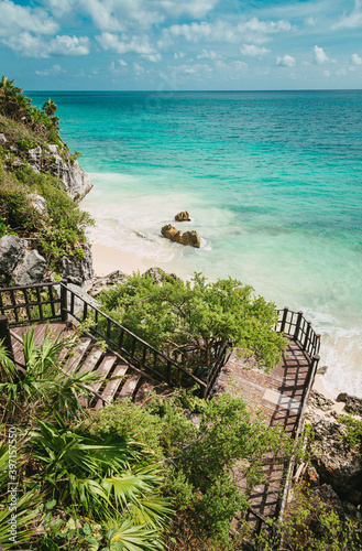 Fototapeta Naklejka Na Ścianę i Meble -  A beautiful beach with turquoise water and white sand. Ancient Mayan city in Mexico. Ruins of Tulum, Yucatan