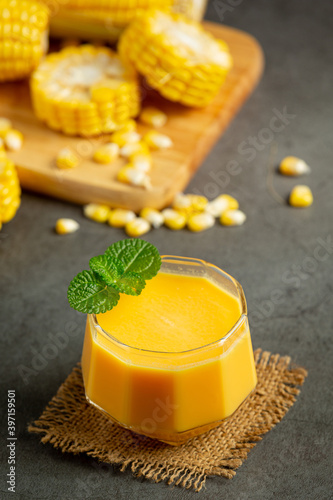 Photos a glass of corn juice ready to eat