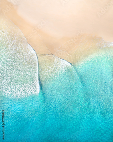 Canvas Print Aerial view of nice gentle waves crashing on an idyllic beach