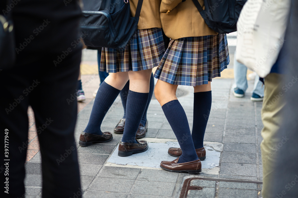 渋谷駅前を歩く制服の女子高生の足元