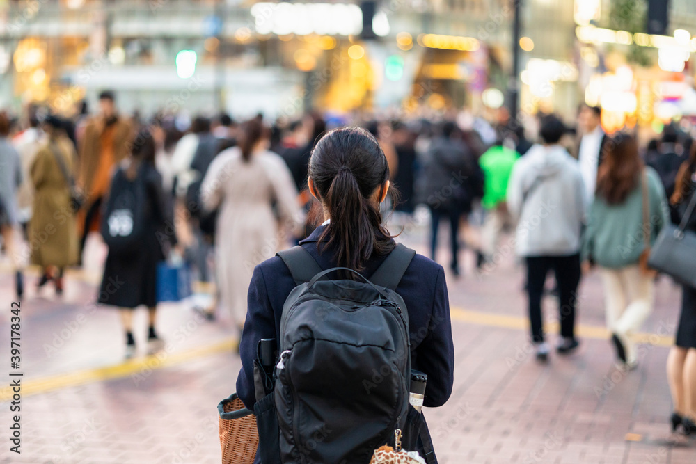 渋谷駅前を歩く制服の女子高生の後ろ姿 渋谷駅前を歩く制服の女子高生の後ろ姿
