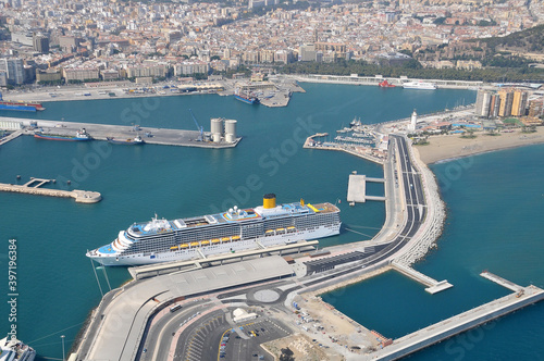Foto aérea del puerto comercial de Málaga, España