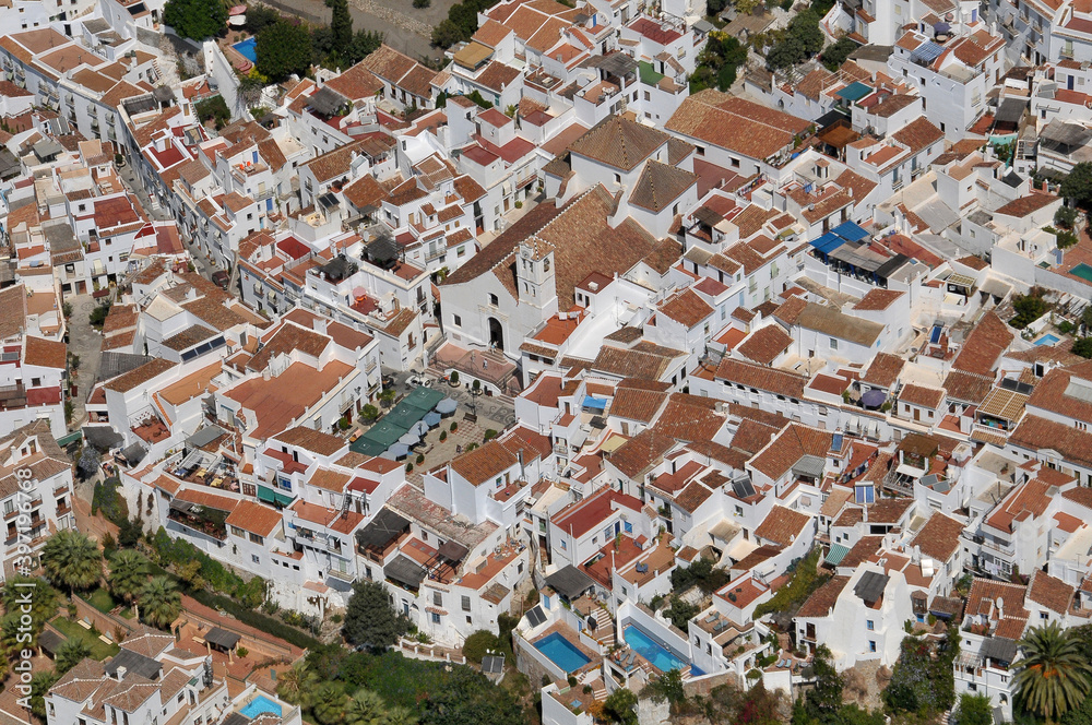 Foto aérea del pueblo de Frigiliana en la provincia de Málaga, España