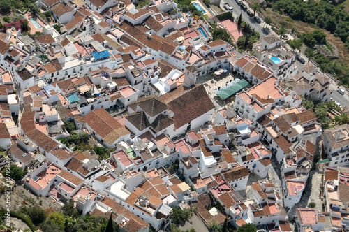 Foto aérea de la iglesia y pueblo de Frigiliana en Málaga, España