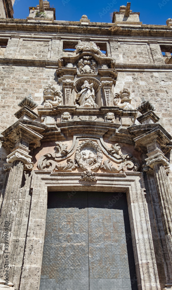 Entrada a la parroquia de los Santos Juanes en Valencia, de estilo barroco