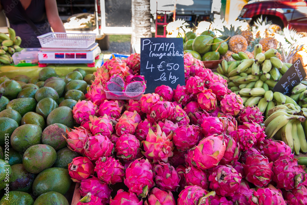 pitaya fruit du dragon sur un marché