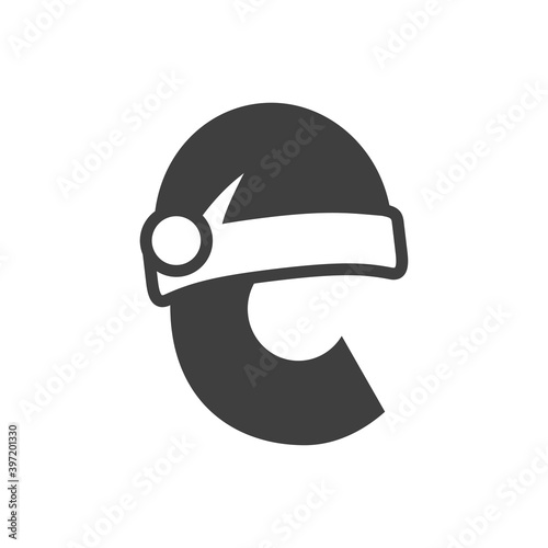 Logotipo inicial letra C con gorro Papá Noel color gris