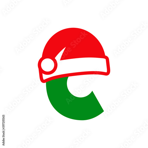 Logotipo inicial letra C con gorro Papá Noel en rojo y verde