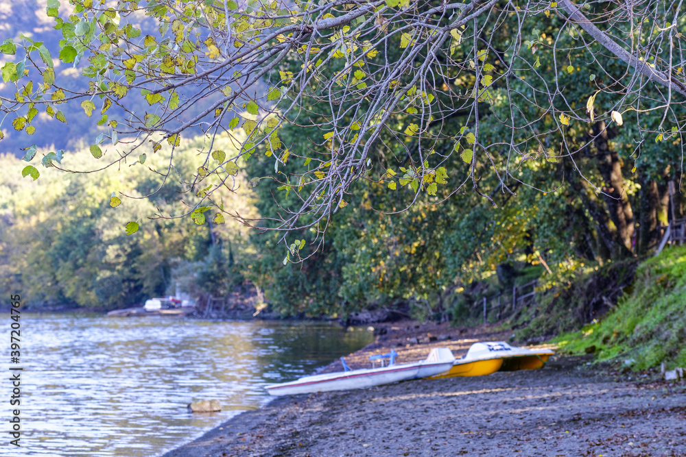 Obraz premium Le lac de Vico en Italie par une belle journée d'automne ensoleillée