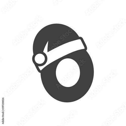 Logotipo inicial letra O con gorro Papá Noel color gris