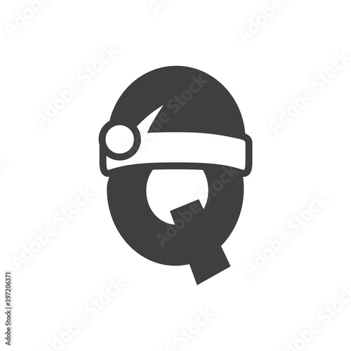 Logotipo inicial letra Q con gorro Papá Noel color gris
