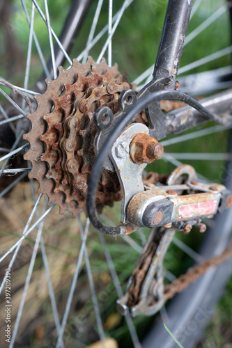 Rusty gears of the rear wheel chain transmission of an old off-road bike