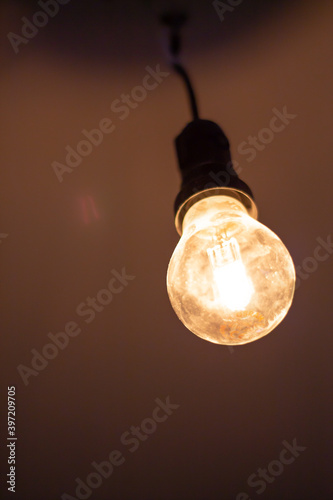 Wallpaper Mural Glühbirne auf dem Bau, Staub und Licht. hell und dunkel. Torontodigital.ca