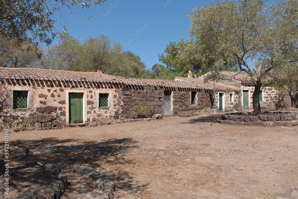 il villaggio paleocristiano di santa cristina con le tipiche muristenes il villaggio paleocristiano di santa cristina con le tipiche muristenes