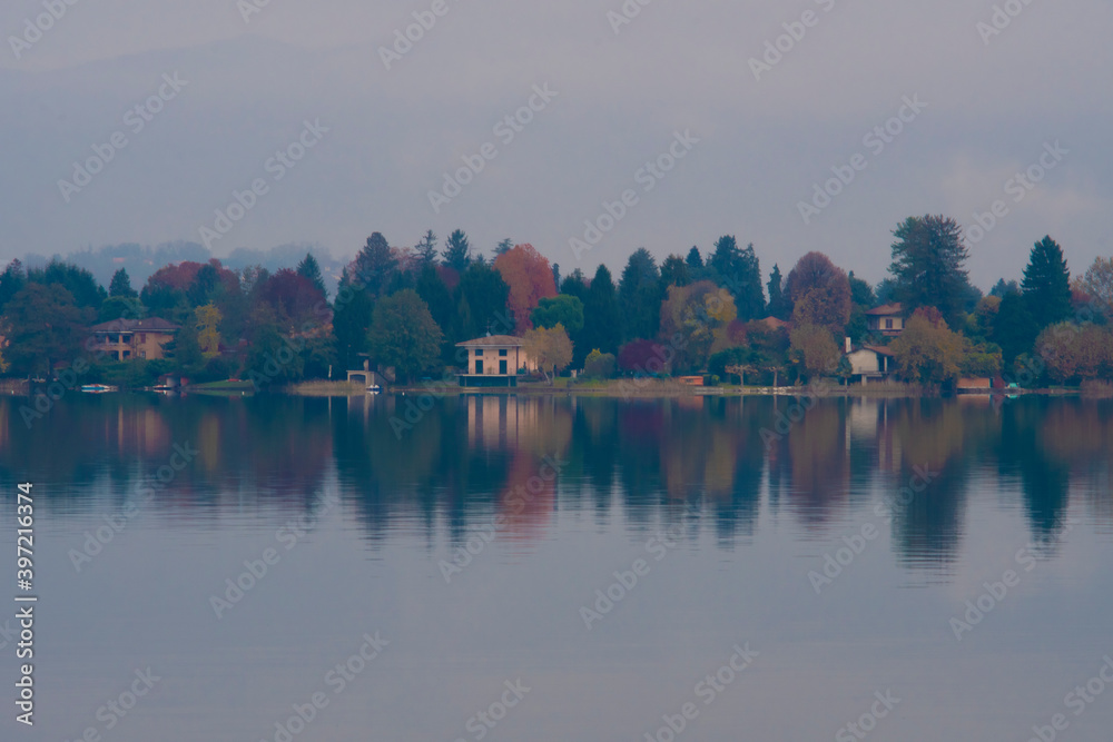 Case ed alberi riflessi sul lago di Comabbio